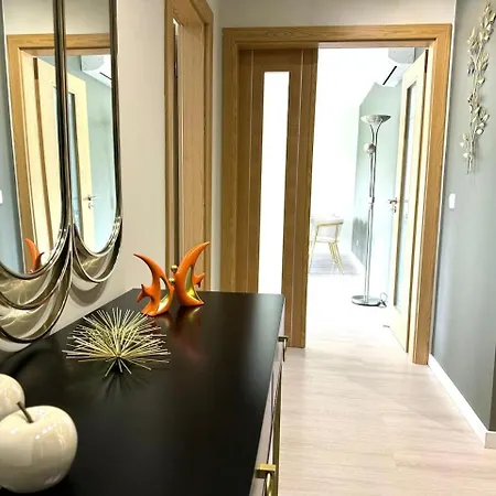 Spacious 3 Bedroom For 6 Near