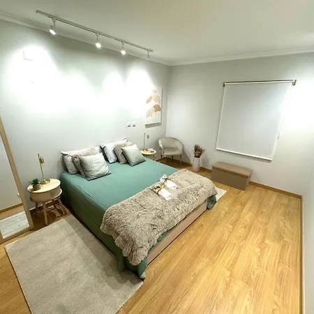 Spacious 3 Bedroom For 6 Near דירה *