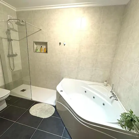 דירה Spacious 3 Bedroom For 6 Near פורטימאו