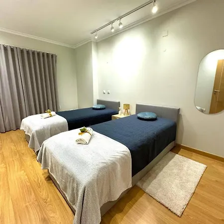 Spacious 3 Bedroom For 6 Near דירה *
