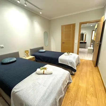 Spacious 3 Bedroom For 6 Near דירה